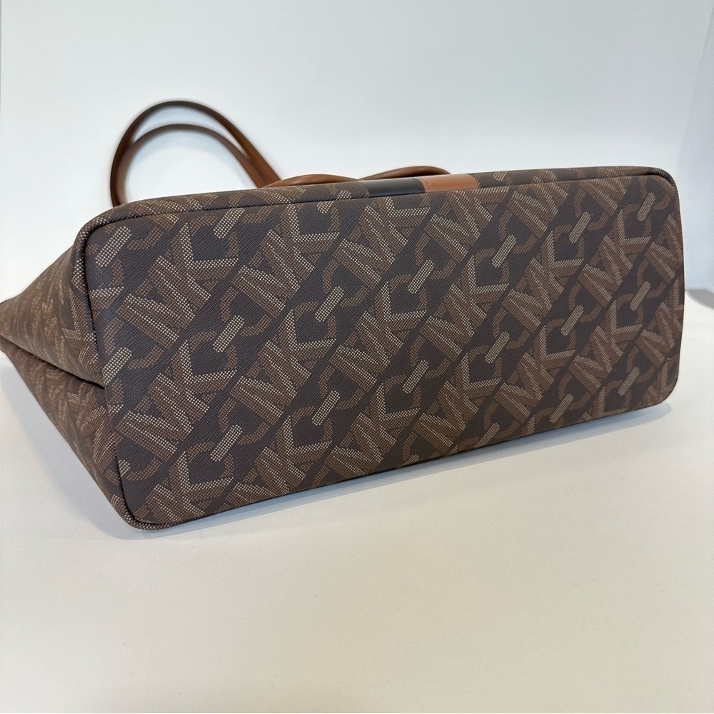 Michael Kors Tote Bag - Picture 13 of 16